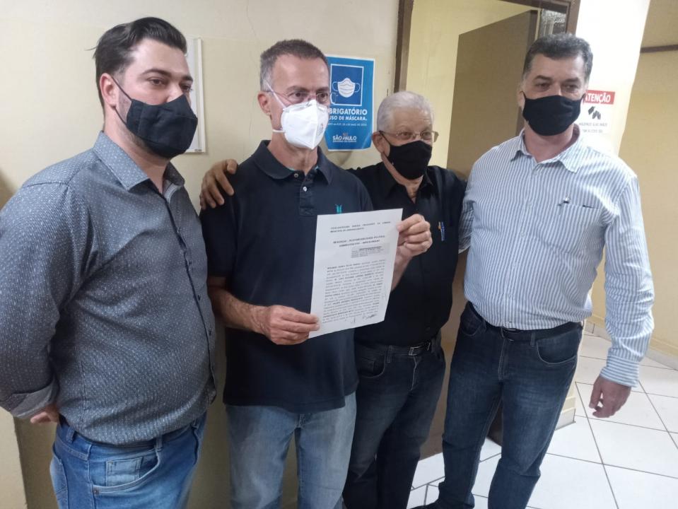 Foto 2 de 11 — Com presença de Eduardo Bolsonaro, vereadores e lideranças pedem impeachment de Edinho Silva